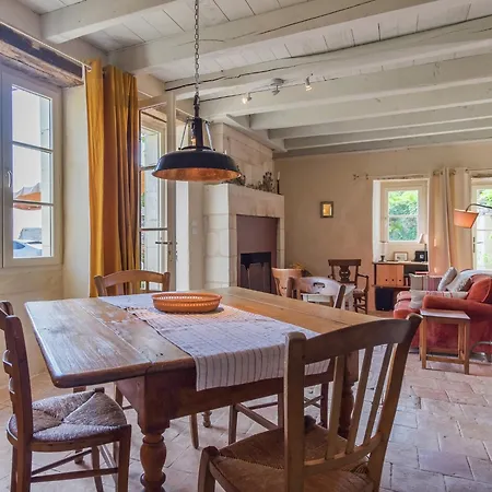 In Puygareau Near Poitiers بيت للعطل *